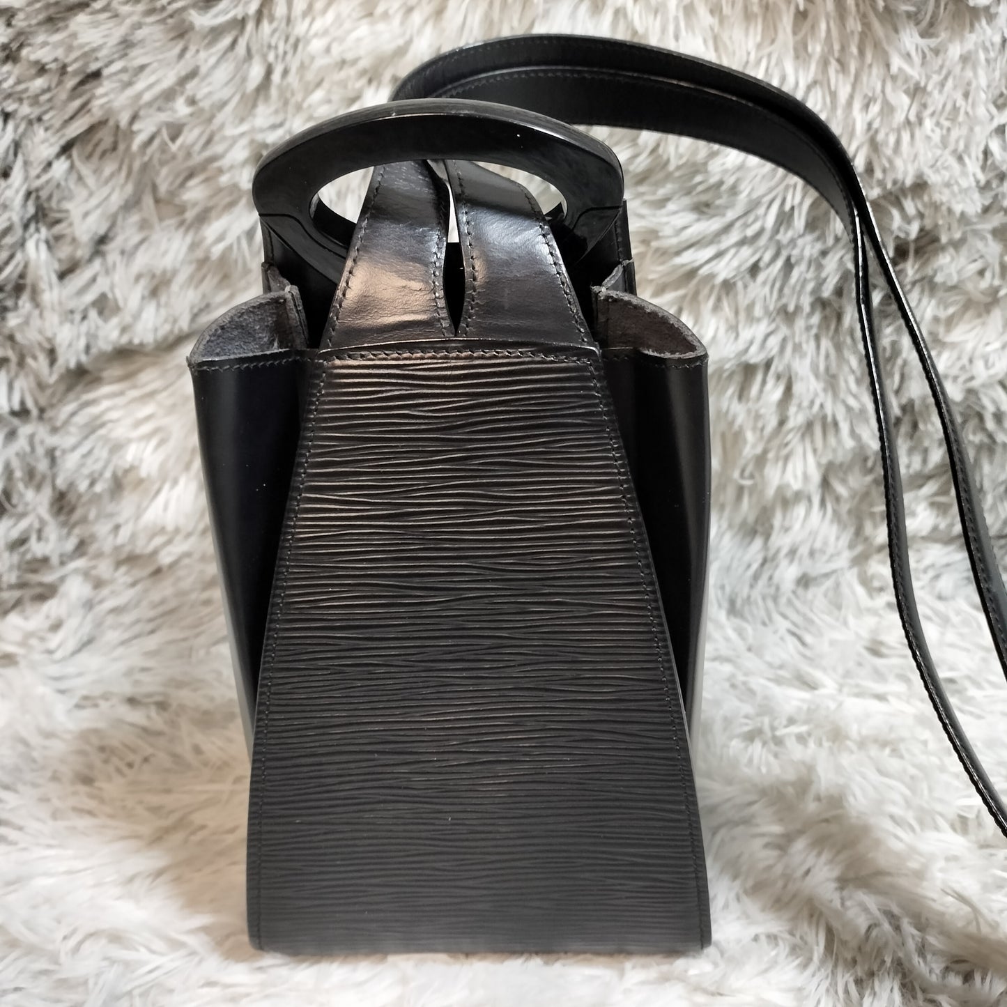美品★LOUIS VUITTON エピ ミニュイ 黒 ショルダーバッグ b011