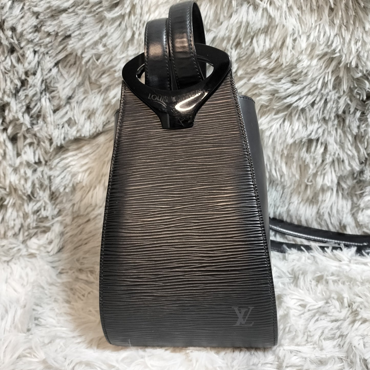 美品★LOUIS VUITTON エピ ミニュイ 黒 ショルダーバッグ b011