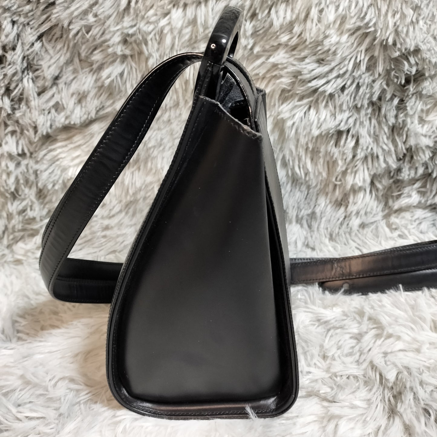 美品★LOUIS VUITTON エピ ミニュイ 黒 ショルダーバッグ b011