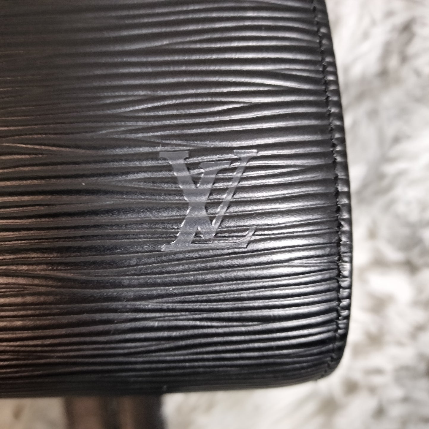 美品★LOUIS VUITTON エピ ミニュイ 黒 ショルダーバッグ b011