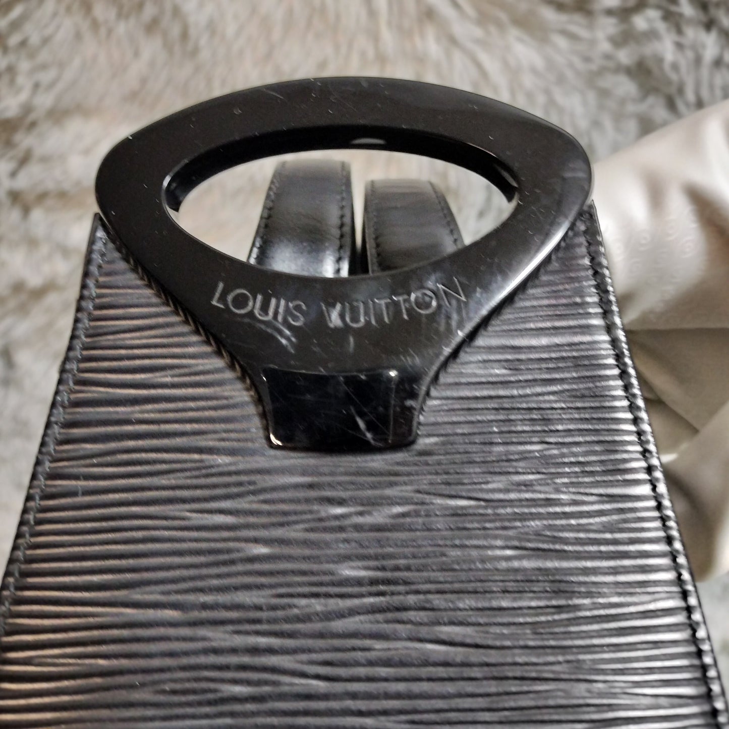 美品★LOUIS VUITTON エピ ミニュイ 黒 ショルダーバッグ b011